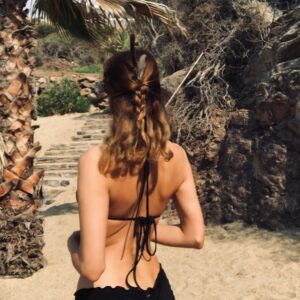 Tuğçe Karabacak Instagram - Bir yıldızın uzaklardaki parıltısı, denizdeki dalgaların çıkardığı ses, tan ağarırken ortaya çıkan sessizlik kaç kez insanların dikkatini çeker?