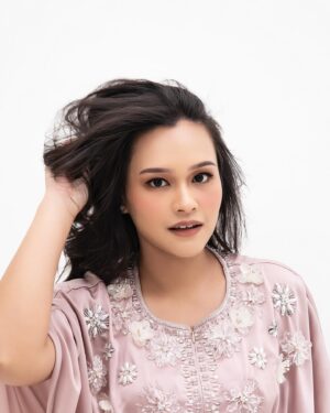 Twinda Rarasati Instagram - Selamat berpuasa untuk teman-temanku yg menjalankan 🤍✨ harapannya tahun ini bisa selalu rukun, bahagia dan maksimal menjalani ramadhan.
Ayo siapin dulu takjilnya, bentar lg waktunya buka 🫶🏻
—
In @avaprologue latest collection // photographed by kaka @hakimsatriyo @hakimsatriyojournal