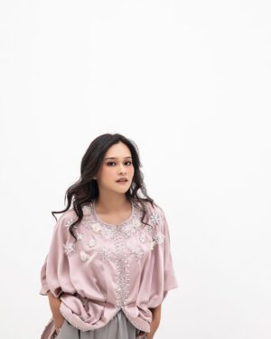 Twinda Rarasati Instagram - Selamat berpuasa untuk teman-temanku yg menjalankan 🤍✨ harapannya tahun ini bisa selalu rukun, bahagia dan maksimal menjalani ramadhan.
Ayo siapin dulu takjilnya, bentar lg waktunya buka 🫶🏻
—
In @avaprologue latest collection // photographed by kaka @hakimsatriyo @hakimsatriyojournal