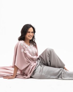 Twinda Rarasati Instagram - Selamat berpuasa untuk teman-temanku yg menjalankan 🤍✨ harapannya tahun ini bisa selalu rukun, bahagia dan maksimal menjalani ramadhan.
Ayo siapin dulu takjilnya, bentar lg waktunya buka 🫶🏻
—
In @avaprologue latest collection // photographed by kaka @hakimsatriyo @hakimsatriyojournal