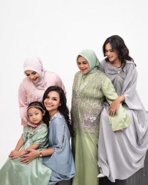 Twinda Rarasati Instagram - Selamat berpuasa untuk teman-temanku yg menjalankan 🤍✨ harapannya tahun ini bisa selalu rukun, bahagia dan maksimal menjalani ramadhan.
Ayo siapin dulu takjilnya, bentar lg waktunya buka 🫶🏻
—
In @avaprologue latest collection // photographed by kaka @hakimsatriyo @hakimsatriyojournal