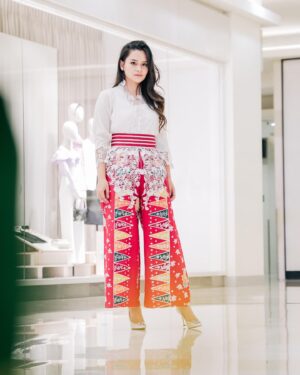 Twinda Rarasati Instagram - Dalam konsep “anak ilang di mall” but make it aesthetic.

—
Obi   batik pants: @lurikakik