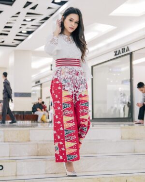 Twinda Rarasati Instagram - Dalam konsep “anak ilang di mall” but make it aesthetic.

—
Obi   batik pants: @lurikakik