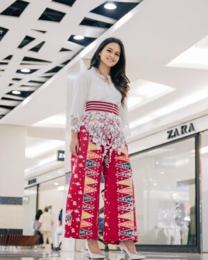 Twinda Rarasati Instagram - Dalam konsep “anak ilang di mall” but make it aesthetic.

—
Obi   batik pants: @lurikakik