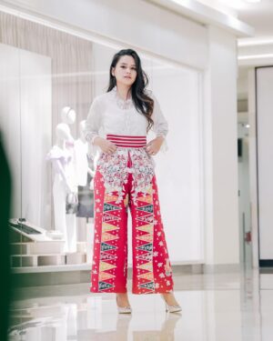 Twinda Rarasati Instagram - Dalam konsep “anak ilang di mall” but make it aesthetic.

—
Obi   batik pants: @lurikakik