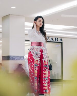 Twinda Rarasati Instagram - Dalam konsep “anak ilang di mall” but make it aesthetic.

—
Obi   batik pants: @lurikakik