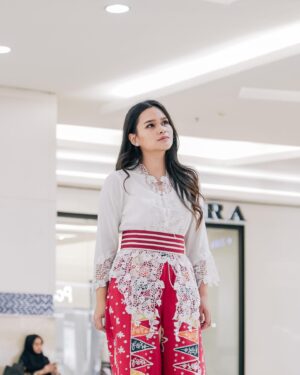 Twinda Rarasati Instagram - Dalam konsep “anak ilang di mall” but make it aesthetic.

—
Obi   batik pants: @lurikakik