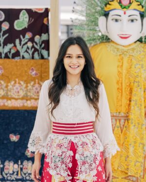 Twinda Rarasati Instagram - Dalam konsep “anak ilang di mall” but make it aesthetic.

—
Obi   batik pants: @lurikakik