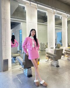 Uhm Hyun-kyung Instagram - 너무 오랜만이죠? 겨울잠이란..⭐️ 저는 잘 지내고 있어요! 1년이 이렇게 지나가네요! 2023년에는 올해 보다 더 행복한 일만 가득하길 우리 모두 기도해요😊(나 핑크 많이 좋아하네🫢🎀)