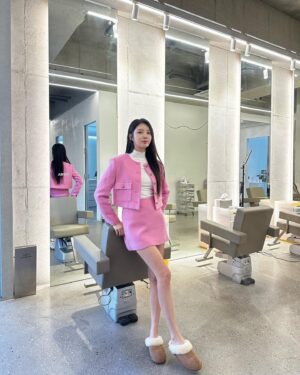 Uhm Hyun-kyung Instagram - 너무 오랜만이죠? 겨울잠이란..⭐️ 저는 잘 지내고 있어요! 1년이 이렇게 지나가네요! 2023년에는 올해 보다 더 행복한 일만 가득하길 우리 모두 기도해요😊(나 핑크 많이 좋아하네🫢🎀)