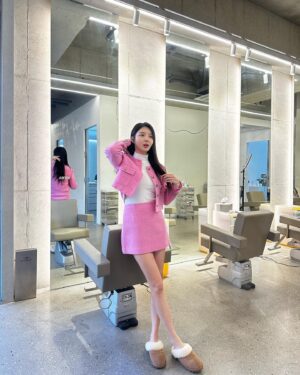 Uhm Hyun-kyung Instagram - 너무 오랜만이죠? 겨울잠이란..⭐️ 저는 잘 지내고 있어요! 1년이 이렇게 지나가네요! 2023년에는 올해 보다 더 행복한 일만 가득하길 우리 모두 기도해요😊(나 핑크 많이 좋아하네🫢🎀)