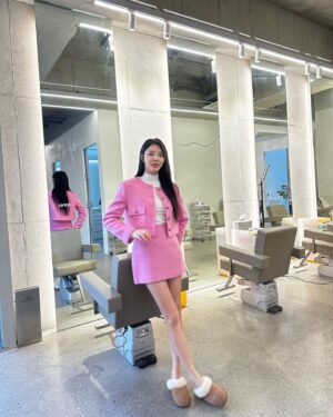 Uhm Hyun-kyung Instagram - 너무 오랜만이죠? 겨울잠이란..⭐️ 저는 잘 지내고 있어요! 1년이 이렇게 지나가네요! 2023년에는 올해 보다 더 행복한 일만 가득하길 우리 모두 기도해요😊(나 핑크 많이 좋아하네🫢🎀)