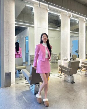 Uhm Hyun-kyung Instagram - 너무 오랜만이죠? 겨울잠이란..⭐️ 저는 잘 지내고 있어요! 1년이 이렇게 지나가네요! 2023년에는 올해 보다 더 행복한 일만 가득하길 우리 모두 기도해요😊(나 핑크 많이 좋아하네🫢🎀)