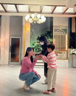 Uhm Hyun-kyung Instagram - 태양이한테 고전놀이 쌀보리 도대체 누가 알려줬냐고 하던데😅 접니다.. 하하