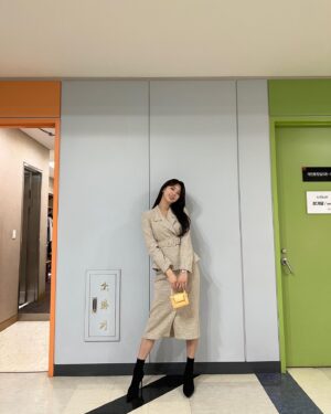 Uhm Hyun-kyung Instagram - 음? 나 불렀어? 😳 점점 봄이 오고있네요🌸 오늘도 화이팅 👍🏻