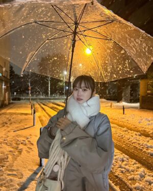 Ui Mihara Instagram - 頭とかに雪つけて撮りたかったけど寒いし濡れるからよゆーで傘さしたよ
寒かったね
地元本当に雪降らないからとてもテンション上がりました
