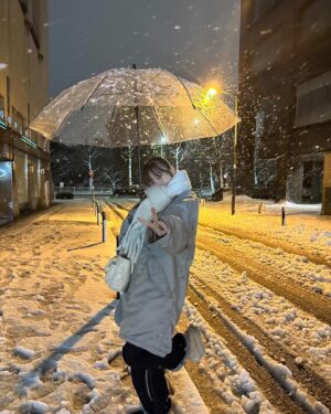 Ui Mihara Instagram - 頭とかに雪つけて撮りたかったけど寒いし濡れるからよゆーで傘さしたよ
寒かったね
地元本当に雪降らないからとてもテンション上がりました