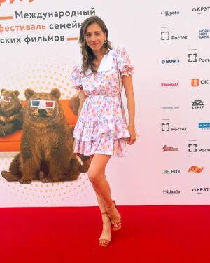 Uliana Donskova Instagram - фестиваль «В кругу семьи» в Ярославле 2023 

наша веселая команда @sidakovschool представляет 

1-ый день красная дорожка, прогулки, банкет, просмотр фильма и много разговоров 

2-ой день спектакль, прогулки и много разговоров 

встретила друзей, кого давно не видела, зарядилась и погнали дальше 🚀

p.s. остальное сумасшествие будет в сторис