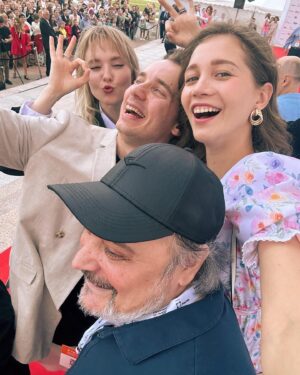 Uliana Donskova Instagram - фестиваль «В кругу семьи» в Ярославле 2023 

наша веселая команда @sidakovschool представляет 

1-ый день красная дорожка, прогулки, банкет, просмотр фильма и много разговоров 

2-ой день спектакль, прогулки и много разговоров 

встретила друзей, кого давно не видела, зарядилась и погнали дальше 🚀

p.s. остальное сумасшествие будет в сторис