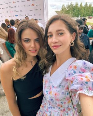 Uliana Donskova Instagram - фестиваль «В кругу семьи» в Ярославле 2023 

наша веселая команда @sidakovschool представляет 

1-ый день красная дорожка, прогулки, банкет, просмотр фильма и много разговоров 

2-ой день спектакль, прогулки и много разговоров 

встретила друзей, кого давно не видела, зарядилась и погнали дальше 🚀

p.s. остальное сумасшествие будет в сторис