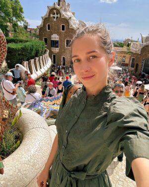 Uliana Donskova Instagram - Barcelona 😍

Этот город покорил моё сердце навсегда 💔 

Постаралась захватить максимум за своё недолгое пребывание. 

Путешествие в одиночку в такой большой и насыщенный город - лучшее решение 👌 

Есть конечно одно НО для того, чтобы путешествовать одной. Я говорю на английском и уже почти говорю на испанском. Если бы я пожила пару месяцев в Испании , то уже свободно бы смогла говорить. Теперь цель заселиться в Испанию на пару месяцев, чтобы раскачать язык до уровня - говорю ✅

Путешествия - это то, что меня наполняет, вдохновляет и заряжает. 

Следующая остановка - новая страна в моём списке! Это будет страна номер 40. 

P.S. подошел ко мне знакомиться англичанин на площади, хотел позвать выпить кофе. я остановилась из вежливости поболтать, всегда так делаю, даже если мне неинтересно и хочу поскорее уйти. и вот он мне говорит, «ну что, здесь лучше чем в России?» я говорю «нет, Россия лучшая страна в мире». он «ну ладно, пока» 😂