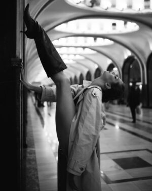 Uliana Donskova Instagram - самая быстрая фотосессия в моей жизни 

длилась она 25 минут, но за это время многое произошло 

@amiranalborov сделал эти фотографии - это раз ♣️

на меня обрушились проклятья «очень доброй» женщины - это два 😂

подбежал немолодой человек таджик ответить этой женщине, после чего решил что раз заступился, можно и подкатить ко мне, в независимости от того, что я занята творческим процессом 😂 - это три 

следом подбежала толпа из 20 человек туристов фоткаться прям около меня 😅 - это четыре 

в «Метро» своя жизнь. определенно. как из книг «Метро 2033-2035» ( из моих любимых ) 

удивительное путешествие в 25 минут завершилось этими фото 

какое вам больше зашло ?