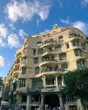 Uliana Donskova Instagram - Barcelona 😍

Этот город покорил моё сердце навсегда 💔 

Постаралась захватить максимум за своё недолгое пребывание. 

Путешествие в одиночку в такой большой и насыщенный город - лучшее решение 👌 

Есть конечно одно НО для того, чтобы путешествовать одной. Я говорю на английском и уже почти говорю на испанском. Если бы я пожила пару месяцев в Испании , то уже свободно бы смогла говорить. Теперь цель заселиться в Испанию на пару месяцев, чтобы раскачать язык до уровня - говорю ✅

Путешествия - это то, что меня наполняет, вдохновляет и заряжает. 

Следующая остановка - новая страна в моём списке! Это будет страна номер 40. 

P.S. подошел ко мне знакомиться англичанин на площади, хотел позвать выпить кофе. я остановилась из вежливости поболтать, всегда так делаю, даже если мне неинтересно и хочу поскорее уйти. и вот он мне говорит, «ну что, здесь лучше чем в России?» я говорю «нет, Россия лучшая страна в мире». он «ну ладно, пока» 😂