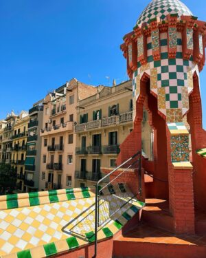 Uliana Donskova Instagram - Barcelona 😍

Этот город покорил моё сердце навсегда 💔 

Постаралась захватить максимум за своё недолгое пребывание. 

Путешествие в одиночку в такой большой и насыщенный город - лучшее решение 👌 

Есть конечно одно НО для того, чтобы путешествовать одной. Я говорю на английском и уже почти говорю на испанском. Если бы я пожила пару месяцев в Испании , то уже свободно бы смогла говорить. Теперь цель заселиться в Испанию на пару месяцев, чтобы раскачать язык до уровня - говорю ✅

Путешествия - это то, что меня наполняет, вдохновляет и заряжает. 

Следующая остановка - новая страна в моём списке! Это будет страна номер 40. 

P.S. подошел ко мне знакомиться англичанин на площади, хотел позвать выпить кофе. я остановилась из вежливости поболтать, всегда так делаю, даже если мне неинтересно и хочу поскорее уйти. и вот он мне говорит, «ну что, здесь лучше чем в России?» я говорю «нет, Россия лучшая страна в мире». он «ну ладно, пока» 😂