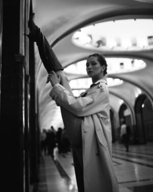Uliana Donskova Instagram - самая быстрая фотосессия в моей жизни 

длилась она 25 минут, но за это время многое произошло 

@amiranalborov сделал эти фотографии - это раз ♣️

на меня обрушились проклятья «очень доброй» женщины - это два 😂

подбежал немолодой человек таджик ответить этой женщине, после чего решил что раз заступился, можно и подкатить ко мне, в независимости от того, что я занята творческим процессом 😂 - это три 

следом подбежала толпа из 20 человек туристов фоткаться прям около меня 😅 - это четыре 

в «Метро» своя жизнь. определенно. как из книг «Метро 2033-2035» ( из моих любимых ) 

удивительное путешествие в 25 минут завершилось этими фото 

какое вам больше зашло ?