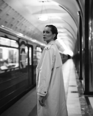 Uliana Donskova Instagram - самая быстрая фотосессия в моей жизни 

длилась она 25 минут, но за это время многое произошло 

@amiranalborov сделал эти фотографии - это раз ♣️

на меня обрушились проклятья «очень доброй» женщины - это два 😂

подбежал немолодой человек таджик ответить этой женщине, после чего решил что раз заступился, можно и подкатить ко мне, в независимости от того, что я занята творческим процессом 😂 - это три 

следом подбежала толпа из 20 человек туристов фоткаться прям около меня 😅 - это четыре 

в «Метро» своя жизнь. определенно. как из книг «Метро 2033-2035» ( из моих любимых ) 

удивительное путешествие в 25 минут завершилось этими фото 

какое вам больше зашло ?