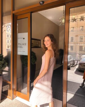 Uliana Donskova Instagram - Питер летом меня вдохновил на полную ☀️ 

Такой теплый, вкусный, уютный, красивый, разный 

Но моё пребывание здесь было ещё более комфортным благодаря отелю @riverpalace_hotel ⭐️ 

кровать в которой я спала беспробудным сном 😴 
завтраки, которые заряжали на съемки 🥑 
и отдельный вид удовольствия терраса из нашего номера с видом на Петербург 😍
#Питер #лето #2023