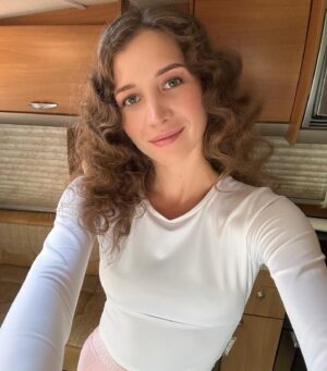 Uliana Donskova Instagram - снялась в истории про «Сашу и Питер» у любимой @valeria_shkirando 🎥 

мчу дальше 🚀