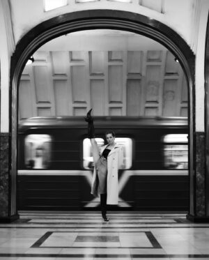 Uliana Donskova Instagram - самая быстрая фотосессия в моей жизни 

длилась она 25 минут, но за это время многое произошло 

@amiranalborov сделал эти фотографии - это раз ♣️

на меня обрушились проклятья «очень доброй» женщины - это два 😂

подбежал немолодой человек таджик ответить этой женщине, после чего решил что раз заступился, можно и подкатить ко мне, в независимости от того, что я занята творческим процессом 😂 - это три 

следом подбежала толпа из 20 человек туристов фоткаться прям около меня 😅 - это четыре 

в «Метро» своя жизнь. определенно. как из книг «Метро 2033-2035» ( из моих любимых ) 

удивительное путешествие в 25 минут завершилось этими фото 

какое вам больше зашло ?