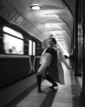 Uliana Donskova Instagram - самая быстрая фотосессия в моей жизни 

длилась она 25 минут, но за это время многое произошло 

@amiranalborov сделал эти фотографии - это раз ♣️

на меня обрушились проклятья «очень доброй» женщины - это два 😂

подбежал немолодой человек таджик ответить этой женщине, после чего решил что раз заступился, можно и подкатить ко мне, в независимости от того, что я занята творческим процессом 😂 - это три 

следом подбежала толпа из 20 человек туристов фоткаться прям около меня 😅 - это четыре 

в «Метро» своя жизнь. определенно. как из книг «Метро 2033-2035» ( из моих любимых ) 

удивительное путешествие в 25 минут завершилось этими фото 

какое вам больше зашло ?