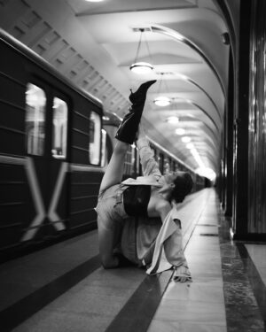 Uliana Donskova Instagram - самая быстрая фотосессия в моей жизни 

длилась она 25 минут, но за это время многое произошло 

@amiranalborov сделал эти фотографии - это раз ♣️

на меня обрушились проклятья «очень доброй» женщины - это два 😂

подбежал немолодой человек таджик ответить этой женщине, после чего решил что раз заступился, можно и подкатить ко мне, в независимости от того, что я занята творческим процессом 😂 - это три 

следом подбежала толпа из 20 человек туристов фоткаться прям около меня 😅 - это четыре 

в «Метро» своя жизнь. определенно. как из книг «Метро 2033-2035» ( из моих любимых ) 

удивительное путешествие в 25 минут завершилось этими фото 

какое вам больше зашло ?