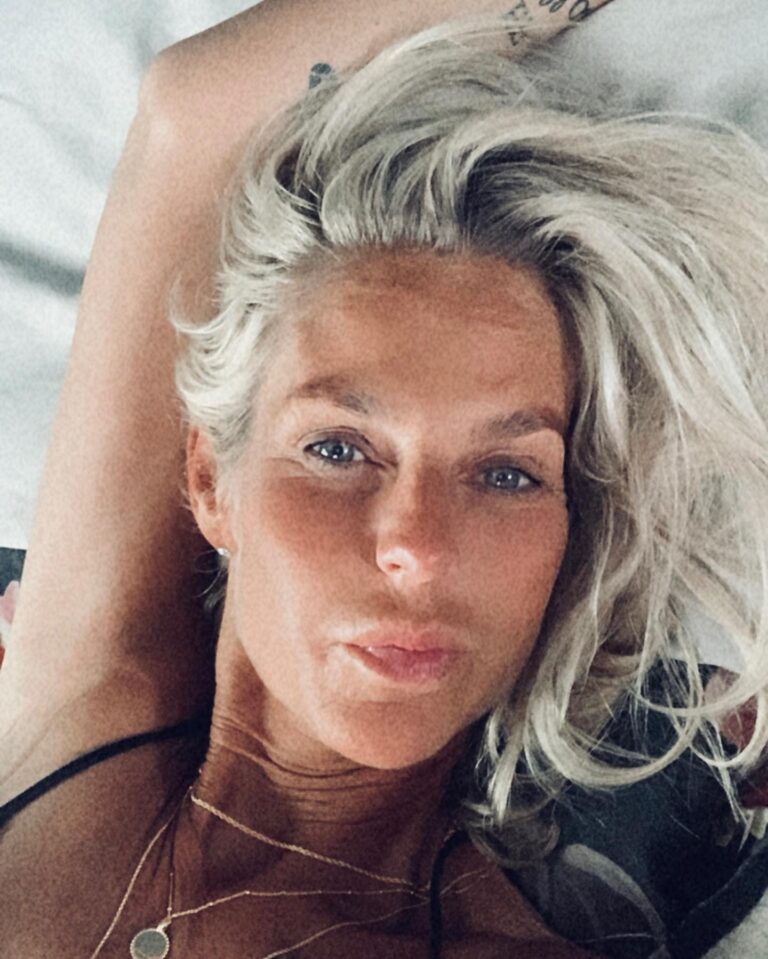 Ulrika Jonsson Instagram - HBD to me!!! Newest member of Club 55. I’m smart. I’m funny - peculiar AND haha. I’m kind. I’m generous. I’m lively and opinionated. I’m stronger than you could ever imagine. I’m also soft af. I’m impatient. I’m filthy. I’m perceptive and know you better than you know yourself. I’m a lover not a fighter. But if you push me, I’ll fight like a lion. I’m a proud feminist. I’m not the person I was in my 20s, 30s or even my 40s. I’m carving out a new life for myself now and I’m excited. I want to love and be loved. But would always rather be on my own than suffer fools. I make good sourdough and good love. And I still hate goat’s cheese. #birthday #55