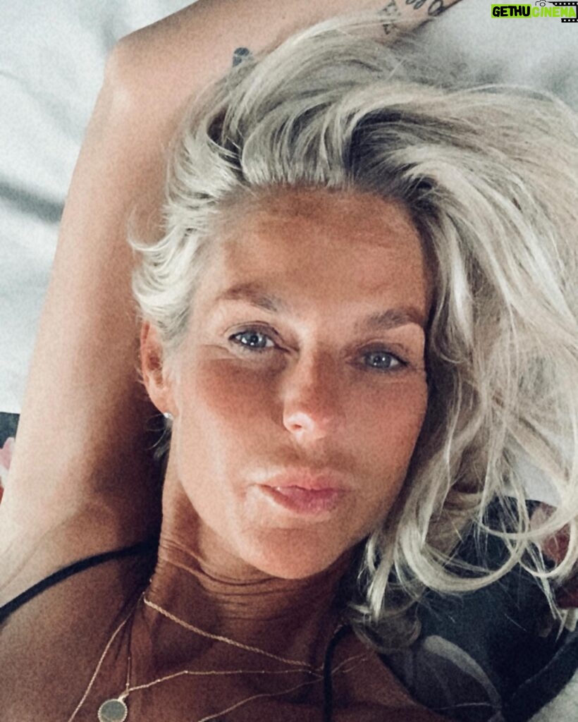 Ulrika Jonsson Instagram - HBD to me!!! Newest member of Club 55. I’m smart. I’m funny - peculiar AND haha. I’m kind. I’m generous. I’m lively and opinionated. I’m stronger than you could ever imagine. I’m also soft af. I’m impatient. I’m filthy. I’m perceptive and know you better than you know yourself. I’m a lover not a fighter. But if you push me, I’ll fight like a lion. I’m a proud feminist. I’m not the person I was in my 20s, 30s or even my 40s. I’m carving out a new life for myself now and I’m excited. I want to love and be loved. But would always rather be on my own than suffer fools. I make good sourdough and good love. And I still hate goat’s cheese. #birthday #55