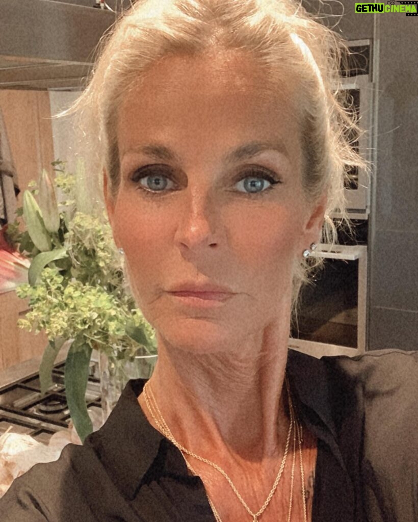 Ulrika Jonsson Instagram - HBD to me!!! Newest member of Club 55. I’m smart. I’m funny - peculiar AND haha. I’m kind. I’m generous. I’m lively and opinionated. I’m stronger than you could ever imagine. I’m also soft af. I’m impatient. I’m filthy. I’m perceptive and know you better than you know yourself. I’m a lover not a fighter. But if you push me, I’ll fight like a lion. I’m a proud feminist. I’m not the person I was in my 20s, 30s or even my 40s. I’m carving out a new life for myself now and I’m excited. I want to love and be loved. But would always rather be on my own than suffer fools. I make good sourdough and good love. And I still hate goat’s cheese. #birthday #55