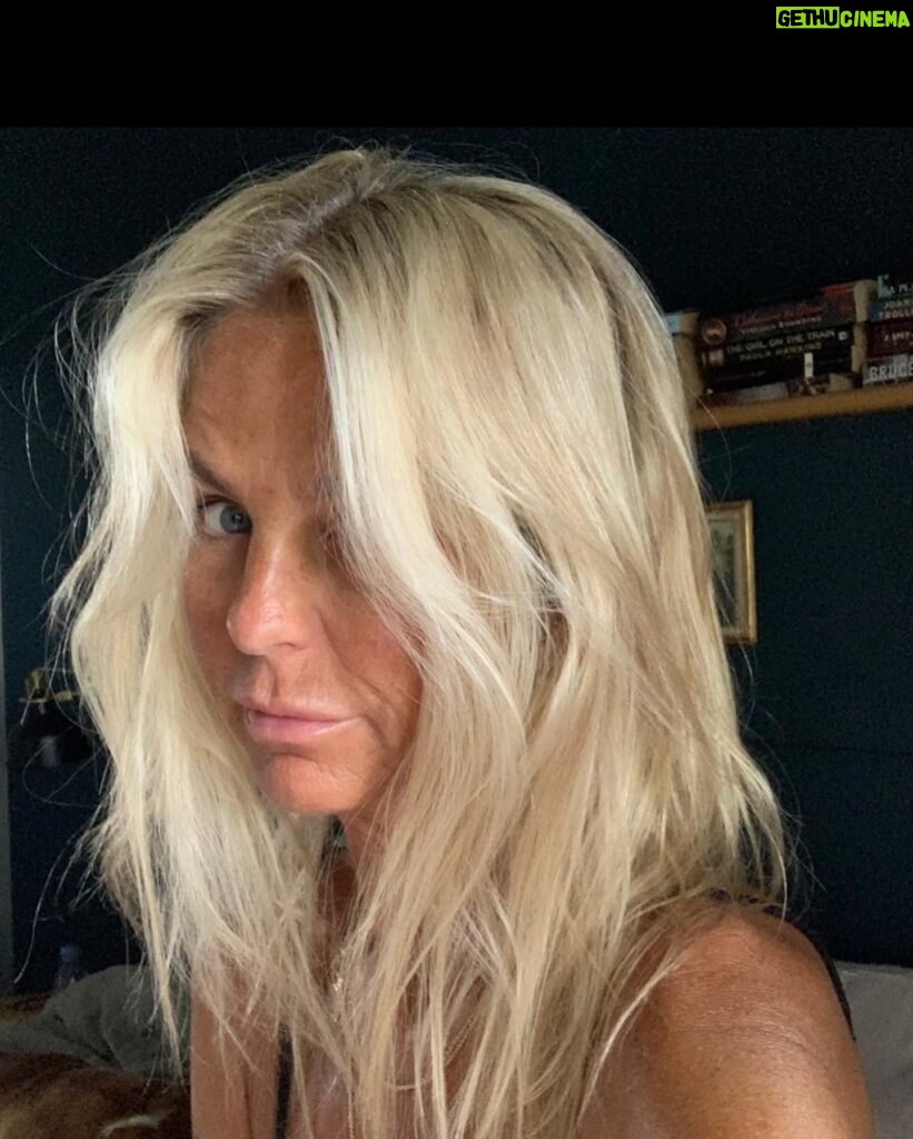 Ulrika Jonsson Instagram - HBD to me!!! Newest member of Club 55. I’m smart. I’m funny - peculiar AND haha. I’m kind. I’m generous. I’m lively and opinionated. I’m stronger than you could ever imagine. I’m also soft af. I’m impatient. I’m filthy. I’m perceptive and know you better than you know yourself. I’m a lover not a fighter. But if you push me, I’ll fight like a lion. I’m a proud feminist. I’m not the person I was in my 20s, 30s or even my 40s. I’m carving out a new life for myself now and I’m excited. I want to love and be loved. But would always rather be on my own than suffer fools. I make good sourdough and good love. And I still hate goat’s cheese. #birthday #55