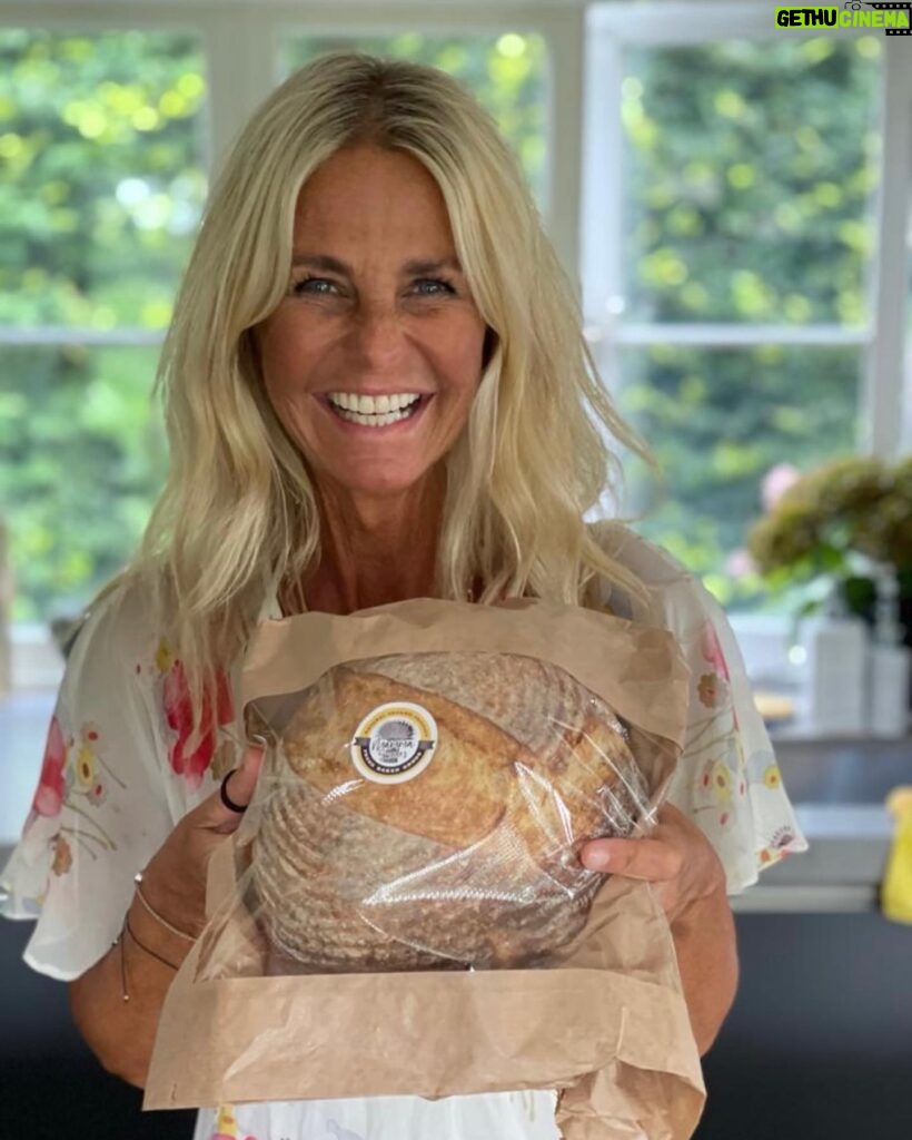 Ulrika Jonsson Instagram - HBD to me!!! Newest member of Club 55. I’m smart. I’m funny - peculiar AND haha. I’m kind. I’m generous. I’m lively and opinionated. I’m stronger than you could ever imagine. I’m also soft af. I’m impatient. I’m filthy. I’m perceptive and know you better than you know yourself. I’m a lover not a fighter. But if you push me, I’ll fight like a lion. I’m a proud feminist. I’m not the person I was in my 20s, 30s or even my 40s. I’m carving out a new life for myself now and I’m excited. I want to love and be loved. But would always rather be on my own than suffer fools. I make good sourdough and good love. And I still hate goat’s cheese. #birthday #55