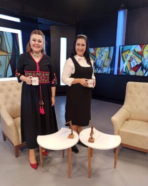Ulviye Karaca Instagram - Pazar  sabahı, "Bir Kadın, Bir Hayat, Bir  Sanat " programının  konuğu  olarak saat 10.00 da sizlerleyim.Bu sohbet tüm sanat severlere gelsin. Ben  çok keyif aldım . @tvbenguturk