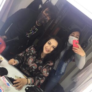 Ulviye Karaca Instagram - Kamera arkasında bizi hazırlayan sevgili arkadaşlarım var🌸💞Güne başladık bile💞💞💞