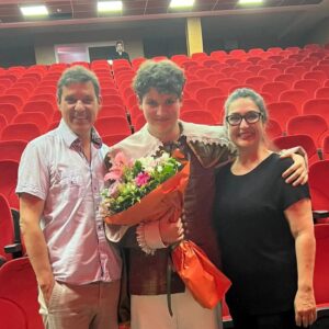 Ulviye Karaca Instagram - Bugün oğlumuzun oyununu izledik.#Hamlet .Güzel bir performansdı. Gurur duyduk💞💞💞