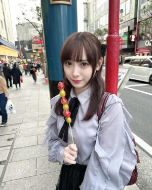 Umeyama Cocona Instagram - 食べ歩き〜😽♡

#横浜#中華街#食べ歩き#いちご飴#フルーツ飴#北京ダック#私服