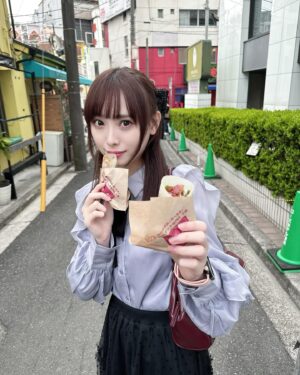 Umeyama Cocona Instagram - 食べ歩き〜😽♡

#横浜#中華街#食べ歩き#いちご飴#フルーツ飴#北京ダック#私服