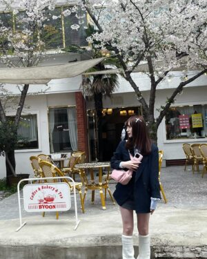 Umeyama Cocona Instagram - 🌸💕

このコーデお気に入りすぎる🫶🏻

#桜#韓国#釜山#カフェ#한국#한국카페#부산#벚꽃