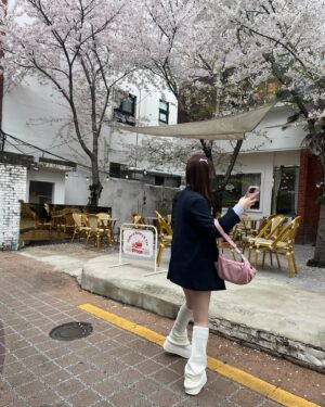 Umeyama Cocona Instagram - 🌸💕

このコーデお気に入りすぎる🫶🏻

#桜#韓国#釜山#カフェ#한국#한국카페#부산#벚꽃