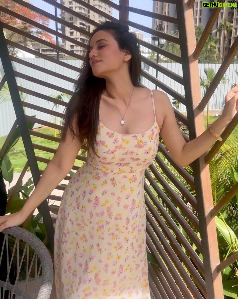 Urvashi Pardeshi Instagram - Chalo kahin durrrr chalein ? ♥️