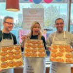 Véronique Cloutier Instagram - C’est aujourd’hui votre dernière chance de vous procurer un #biscuitsourire chez Tim! 100% des profits sont versés à des organismes caritatifs/communautaires comme la @fondationverolouis D’ailleurs, je suis passé faire un tour à la succursale du 2145 boul. Roland-Therrien, dans mon comté à Longueuil, et devinez justement sur qui je suis tombé 😉 @cloutierv @zemorissette @timhortonsqc