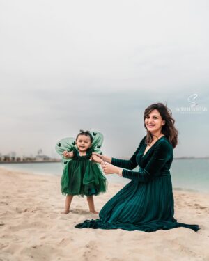 VJ Akshaya Instagram - ADYA’S first birthday ! ❤️ @adya_niyanthan 

ADYA’S outfit : @_zain_couture_ 
Pc : @screenastarphotography 

#vjakshaya #dubai #babyadya #firstbirthday #dubailife